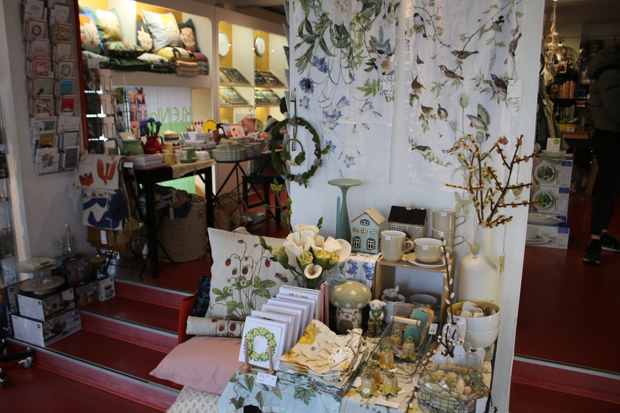 Ein einladendes Geschäft mit dekorativen Artikeln und Pflanzenmotiven.