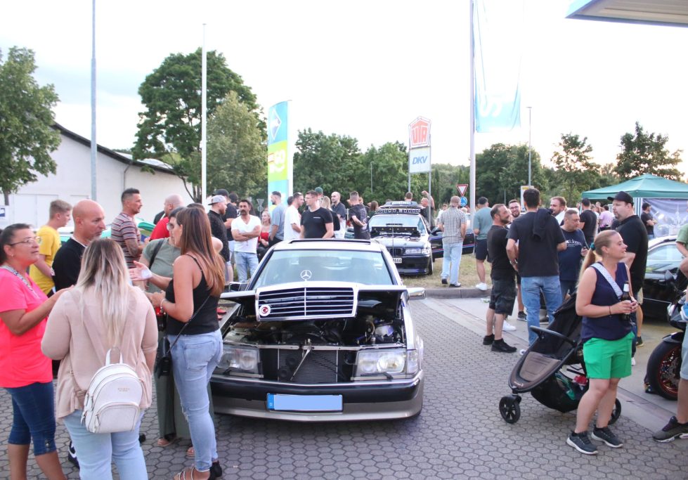 Menschenmenge um ein Auto, das auf einer Veranstaltung präsentiert wird.